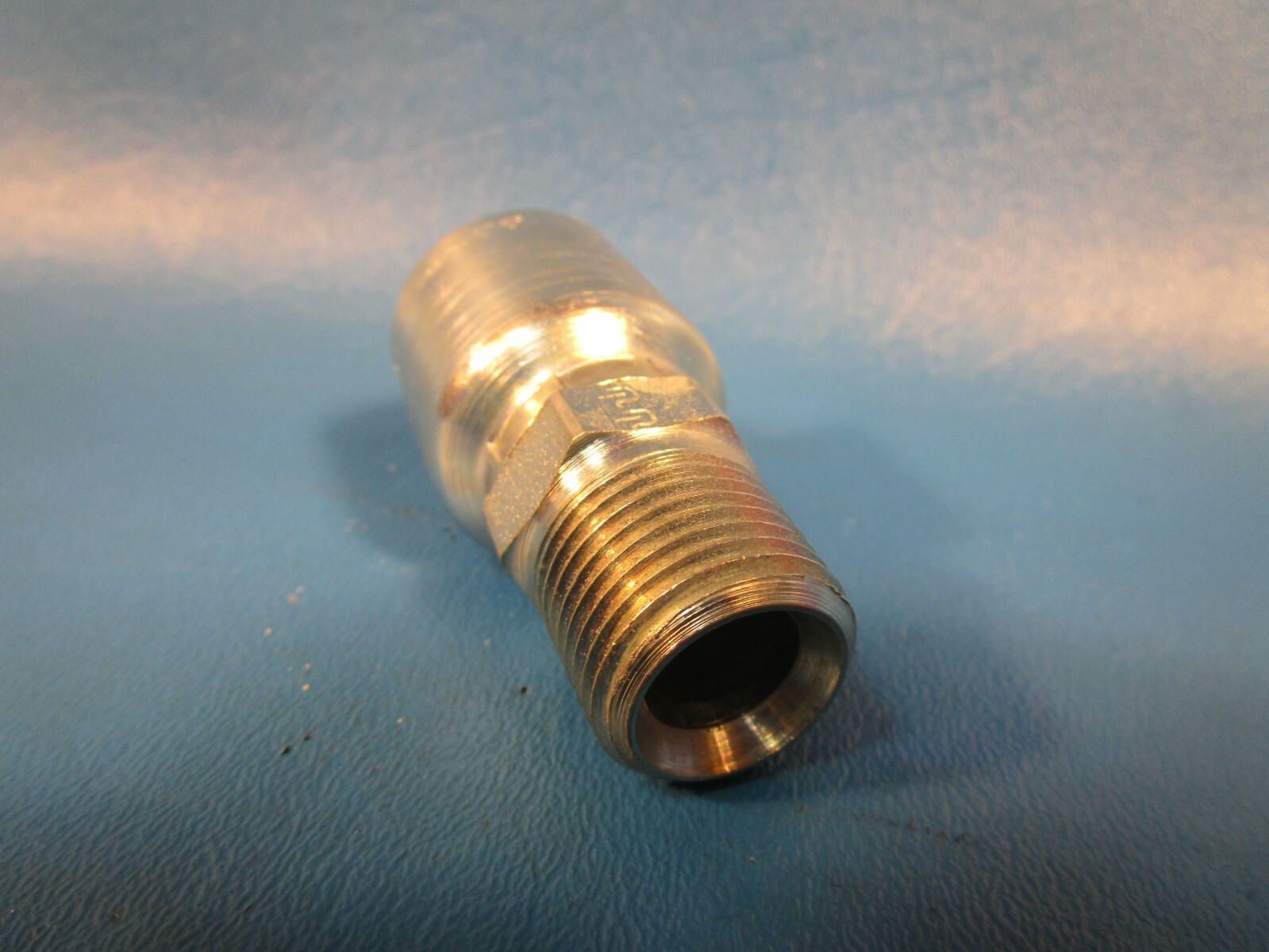 Box of 25 Parker 101BW-8-8, Hydraulic Hose Fitting, 1/2″ Hose x 1/2″ MNPT Crimp