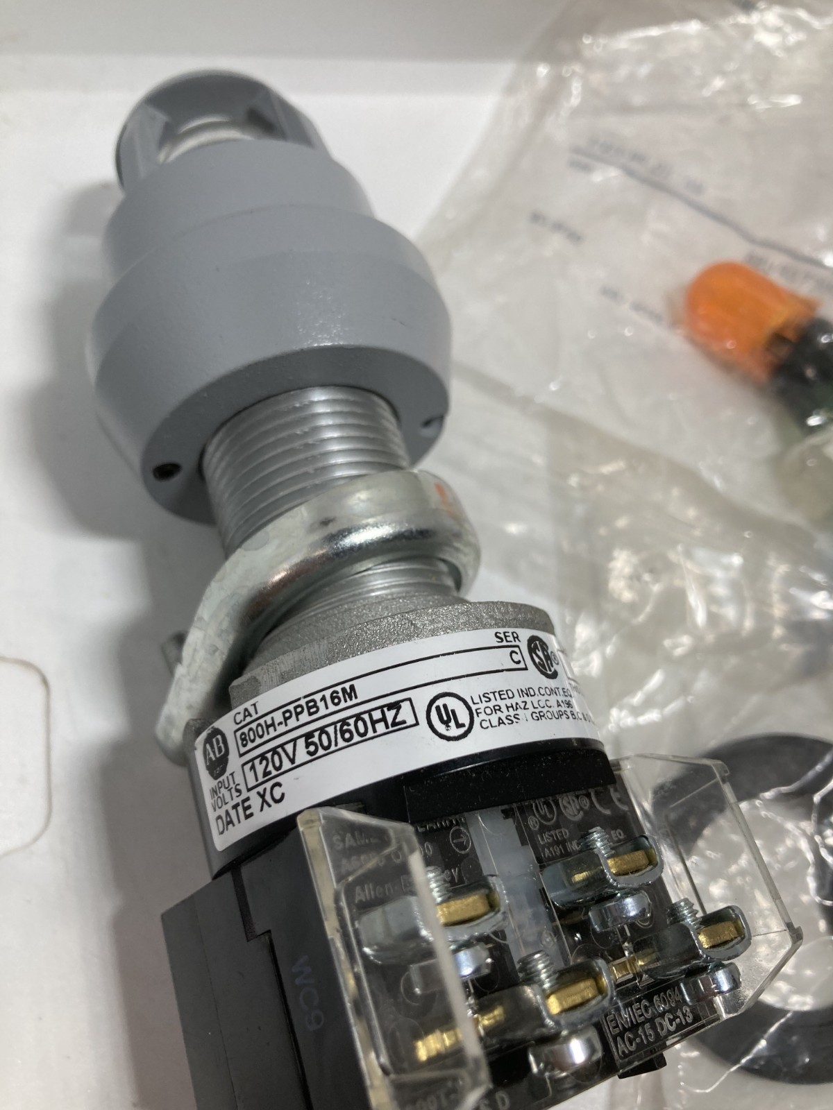 ALLEN BRADLEY 800H-PPB16M PUSHBUTTON MOM XFMR 120V MULTI COLOR INSERT SER C NNB