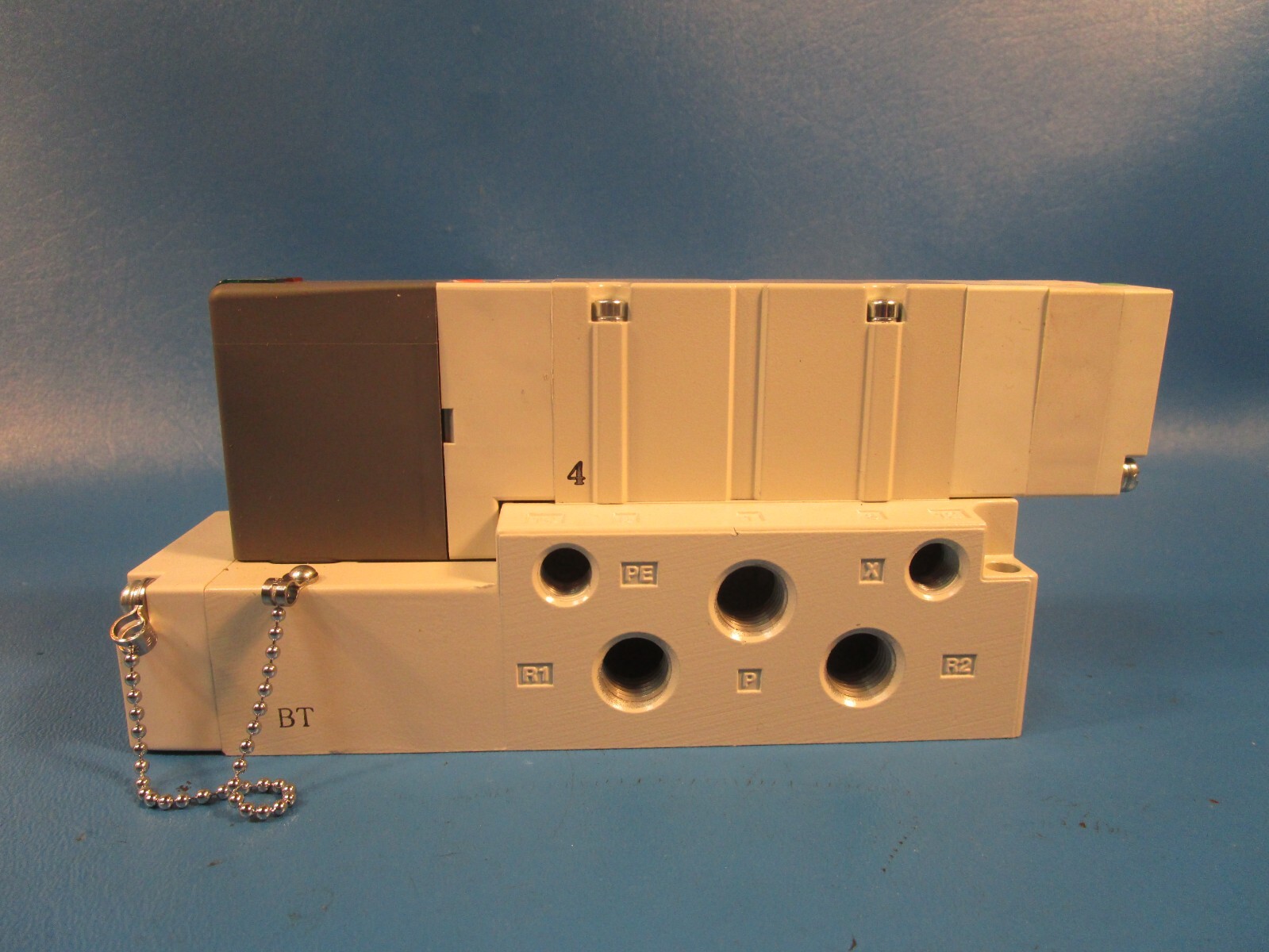 SMC VQ4400-51-02, SOLENOID VALVE, 3 position, plug-in(dc), VQ4000 VALVE, 4/5-POR