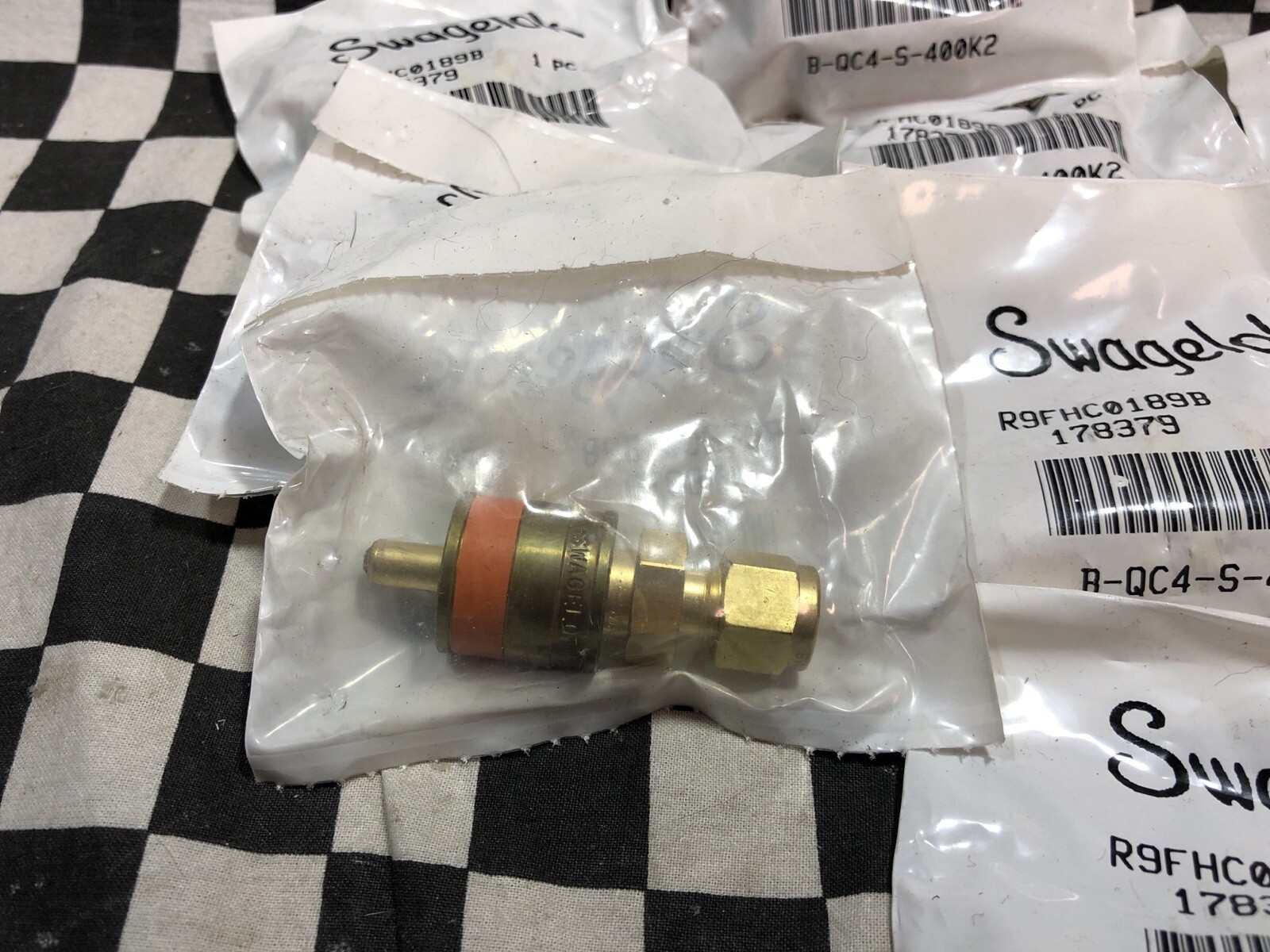Swagelok Quick Connect 1/4″, Orange Key, B-QC4-S-400K2, LOT OF 14 #1649Q13