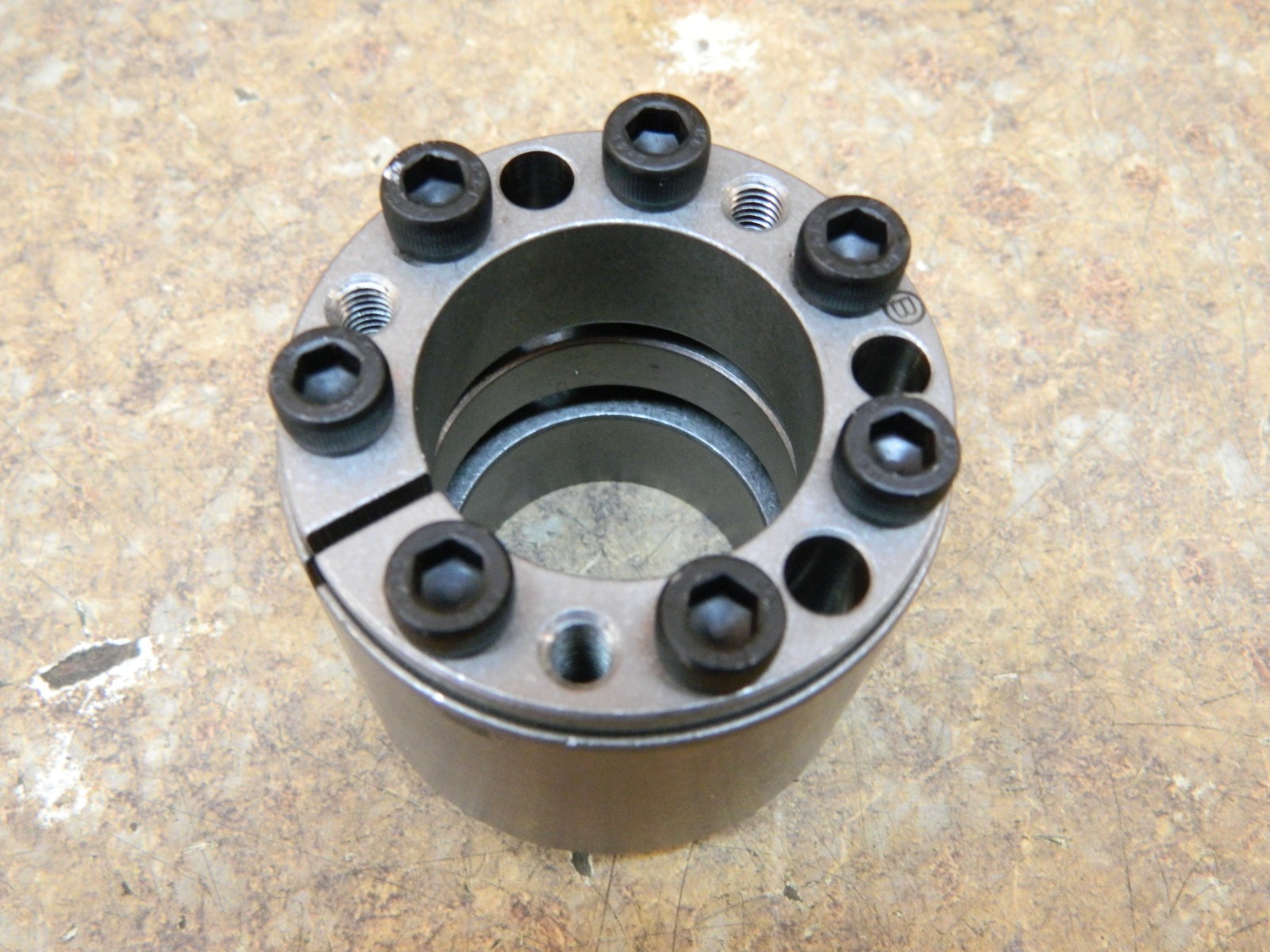FENNER B-LOC B122106 1-3/8″ I.D. X 2.360″ O.D. KEYLESS BUSHING
