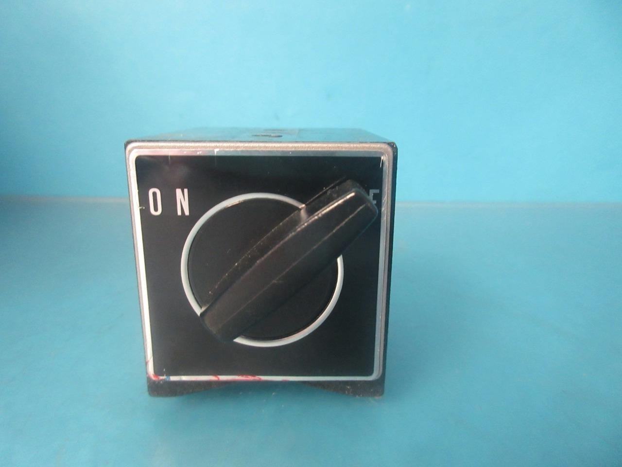 EDMUND INUSTRIAL OPTICS SQUARE MAGNETIC BASE WITH ON/ OFF SWITCH