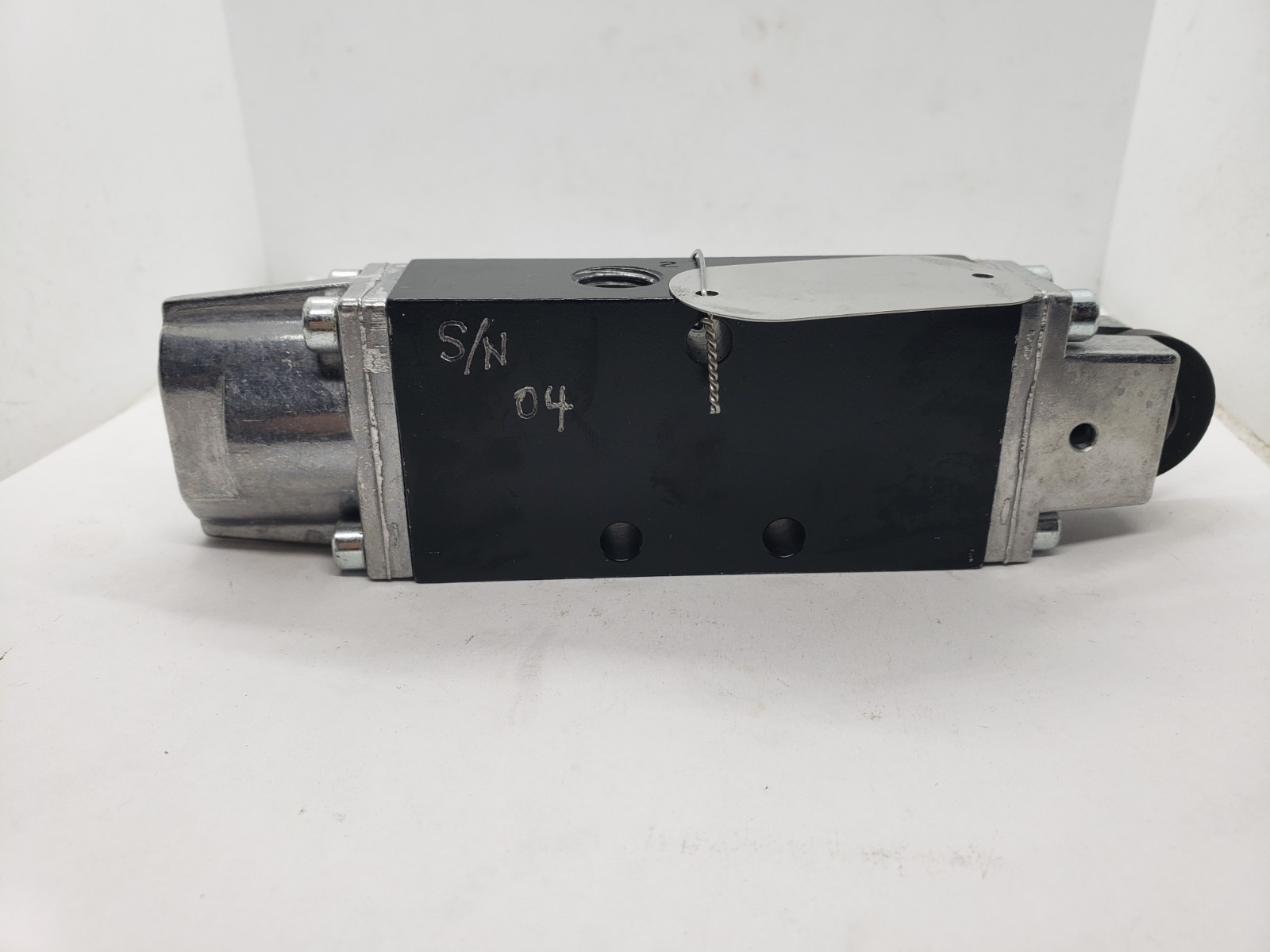 ARO E212RS MANUAL AIR VALVE 4 WAY 2 POSITION 1/4″NPTF 150 PSI NIB