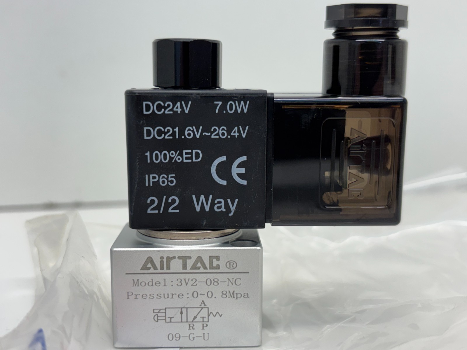 NEW OLD STOCK! AIRTAC DC24V SOLENOID VALVE 3V208NCB