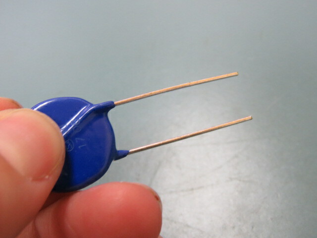 EPCOS / TDK B72220S0301K101 Qty of 50 per Lot 470V 8kA Varistor 1 Circuit Throu