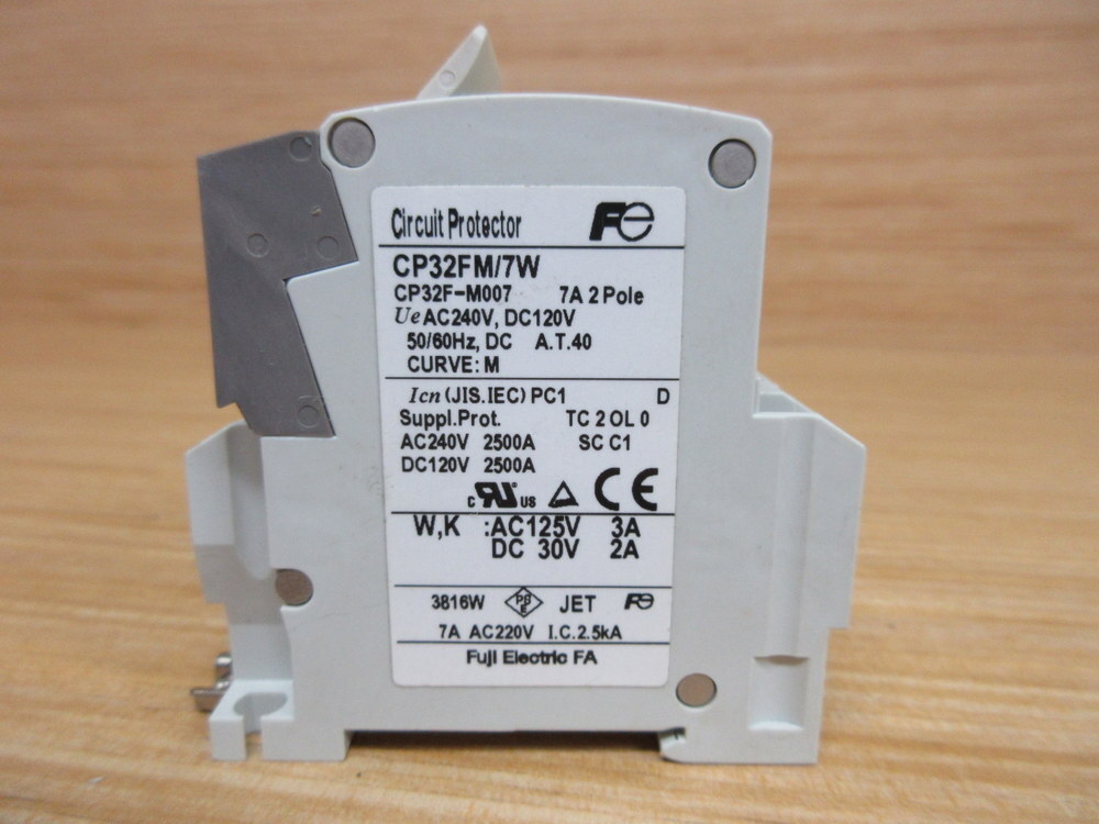 Fuji CP32FM/7W 7A Circuit Protector CP32FM7W