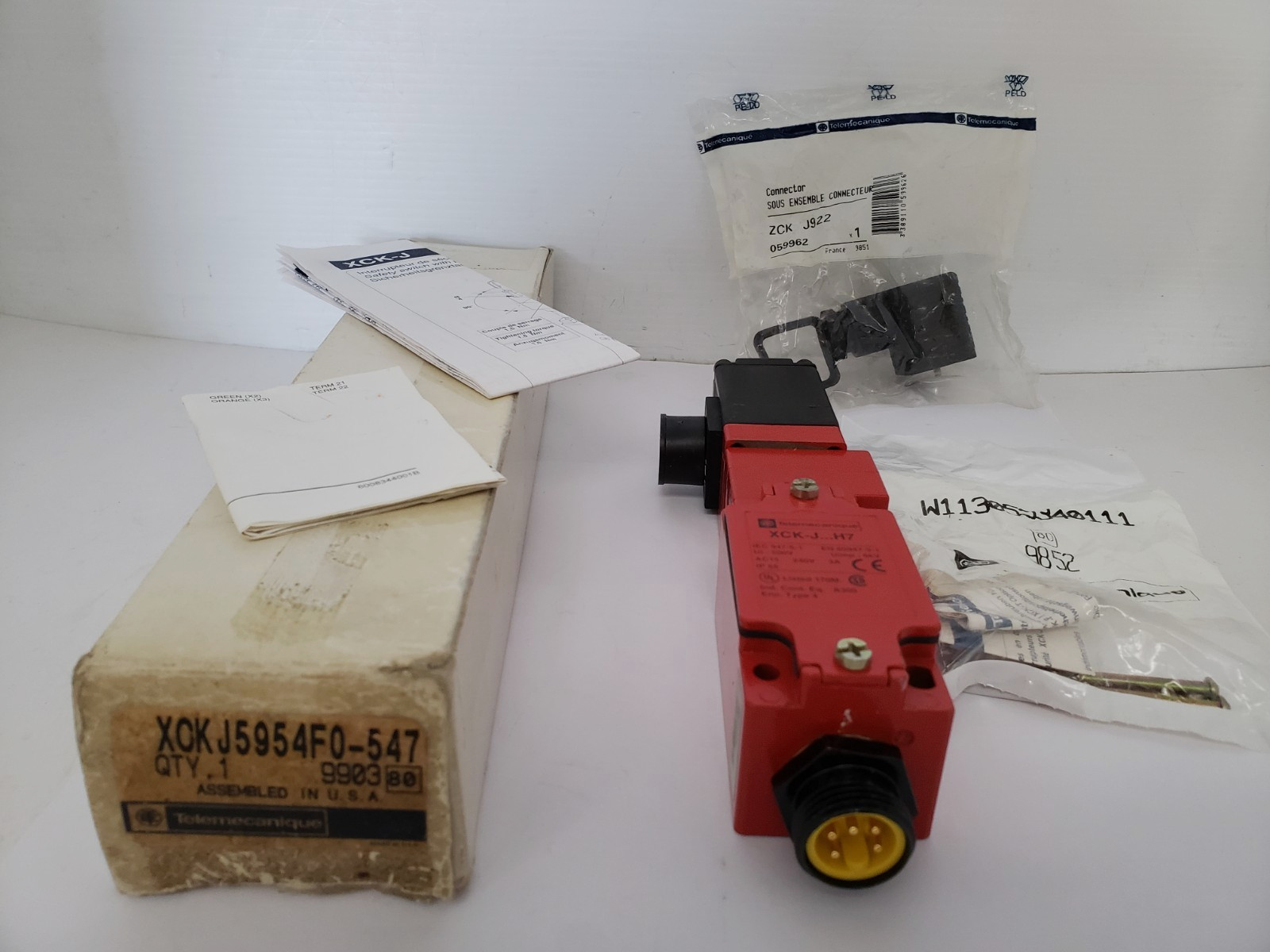 TELEMECANIQUE XCKJ5954F0-547 INTERLOCK SAFETY SWITCH 3A 240V 5 PIN NIB