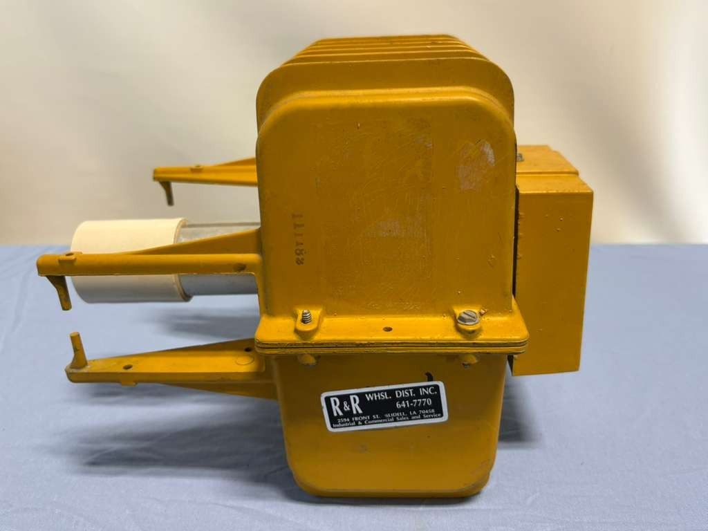 R&R Wholesale Distributors HSG Metal Base Ballast Light Fixture Housing 641-7770