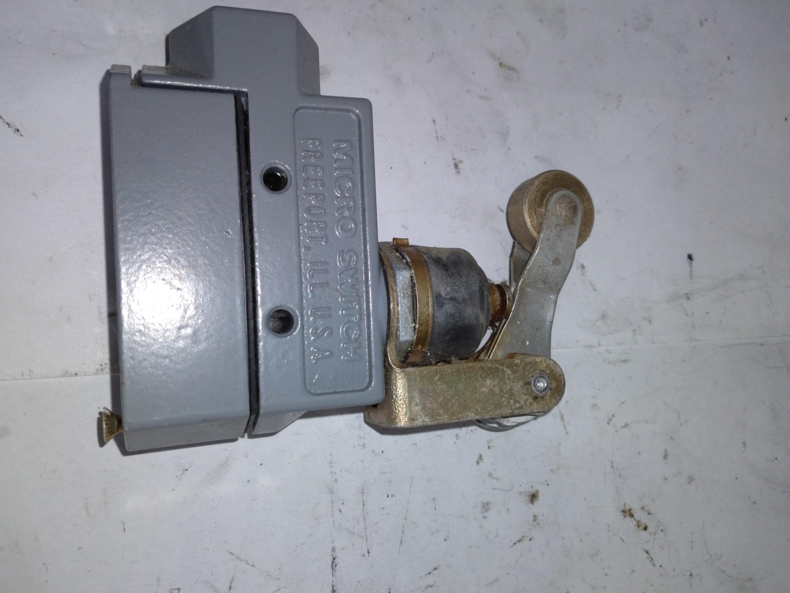 MICRO SWITCH BZE6-2RN2 9052 125-480VAC 125-250VDC
