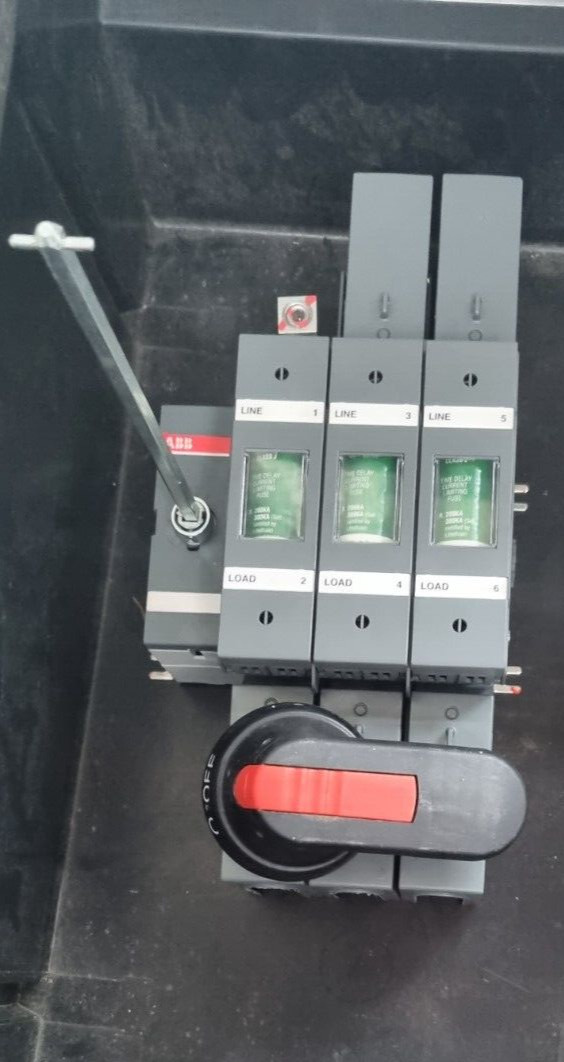 ABB DISCONNECT SWITCH OS100GJ03 100A 600VAC WITH 3 JTD90ID FUSES