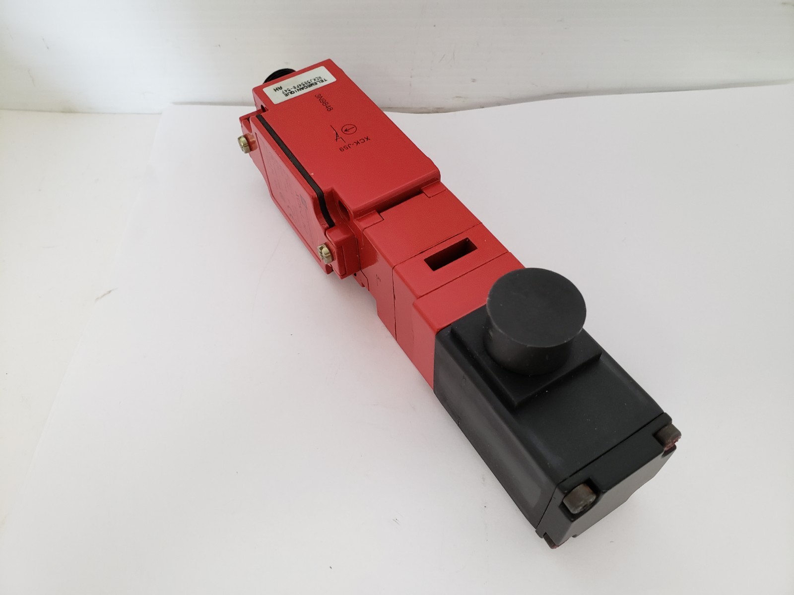 TELEMECANIQUE XCKJ5954F0-547 INTERLOCK SAFETY SWITCH 3A 240V 5 PIN NIB