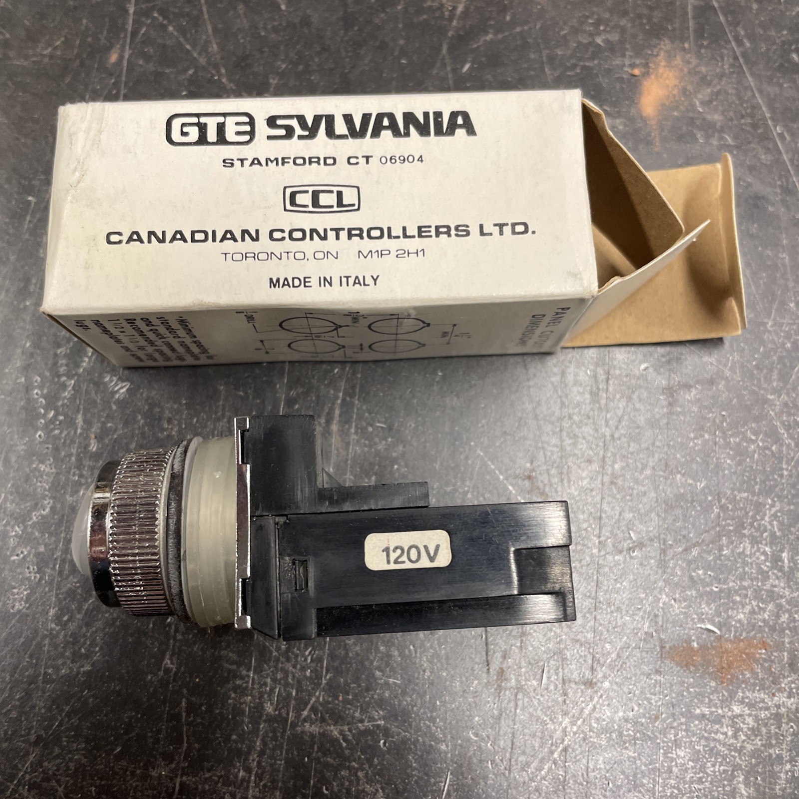 New Vintage Sylvania 100M-G510 Lighted Push Button Industrial Oiltight No Lens