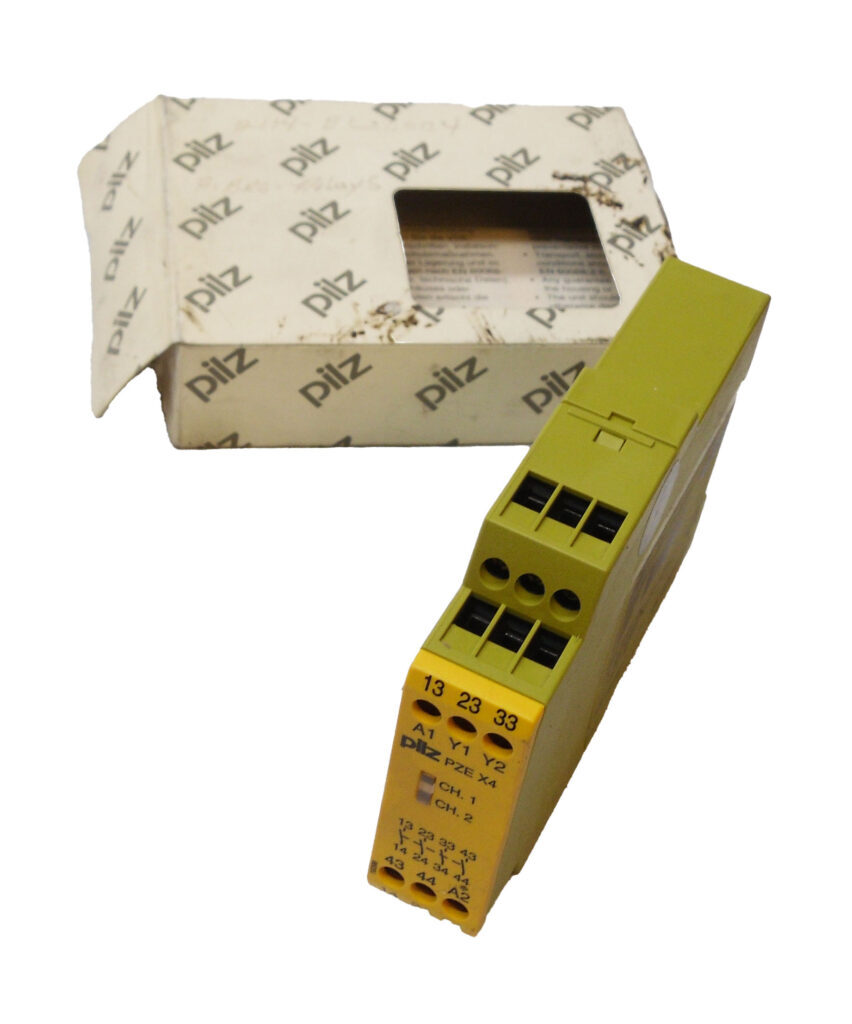 NEW PILZ PZE X4 24VDC 4N/O SAFETY RELAY 24VDC 2W 240VAC 16A 774585