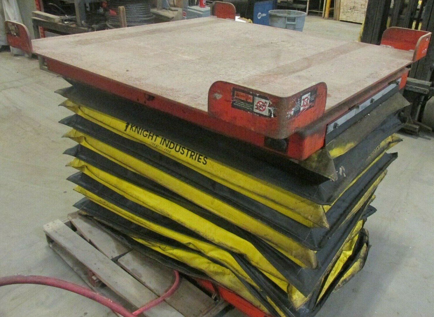Airlift 4000 LB Capacity Knight Table ~51″ x 49″ Table 46203.5LR