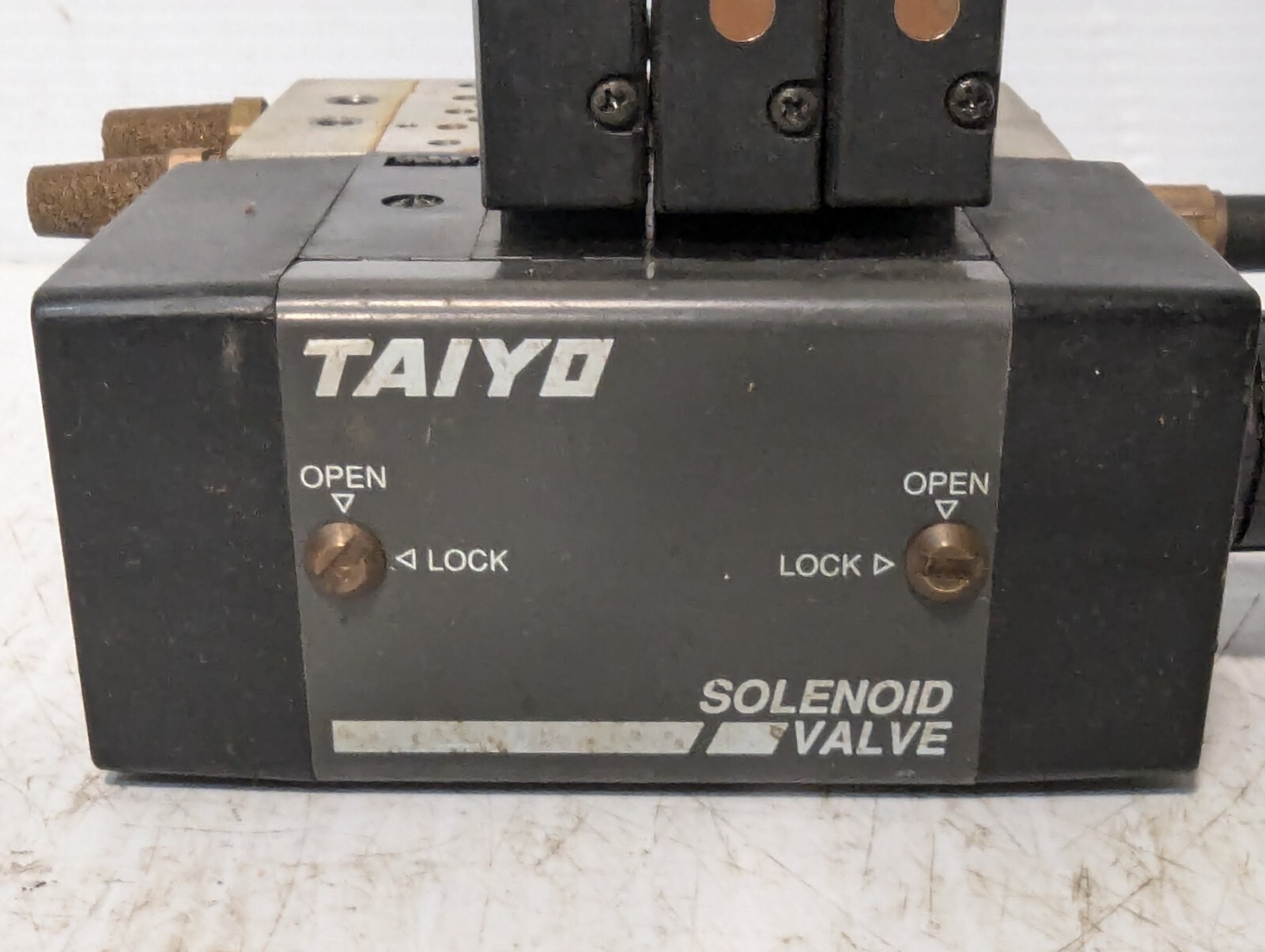 Taiyo Manifold Block w/ 3 SRS1-8S DC24V Solenoid Valves