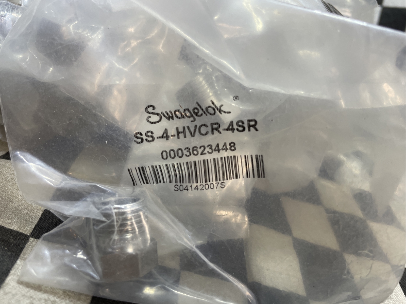 SWAGELOK SS-4-HVCR-4SR SS4HVCR4SR Male Nut 1/4″ VCR LOT OF 22 SHIPSAMEDY#1612V11
