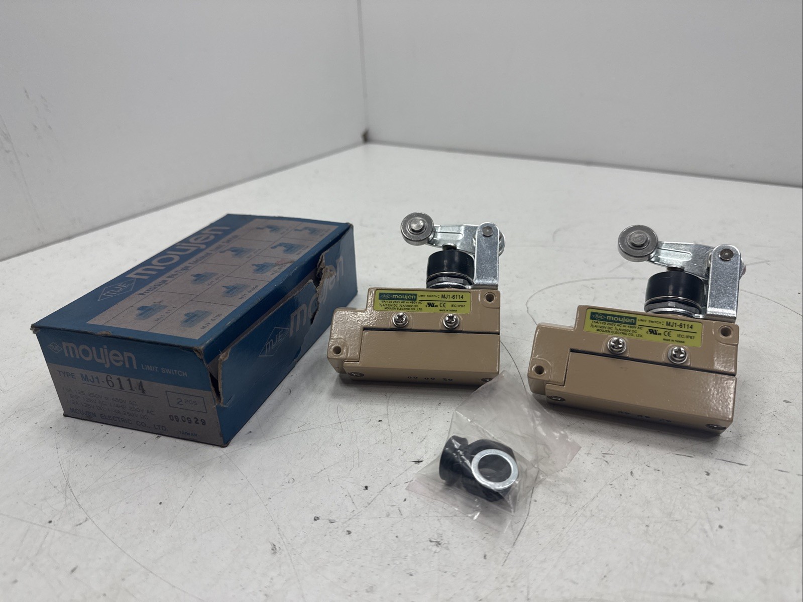 (Qty.2) Moujen MJ1-6114 Precision Oil-Tight Enclosed Limit Switches 15A 250V AC