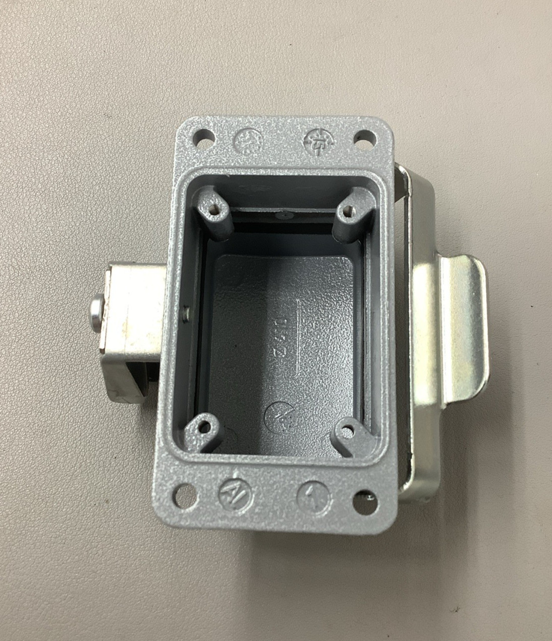 Lot of 2 Lapp Enclosures 100040C0 EPIC HB 6 Panel Mount Base (b664)