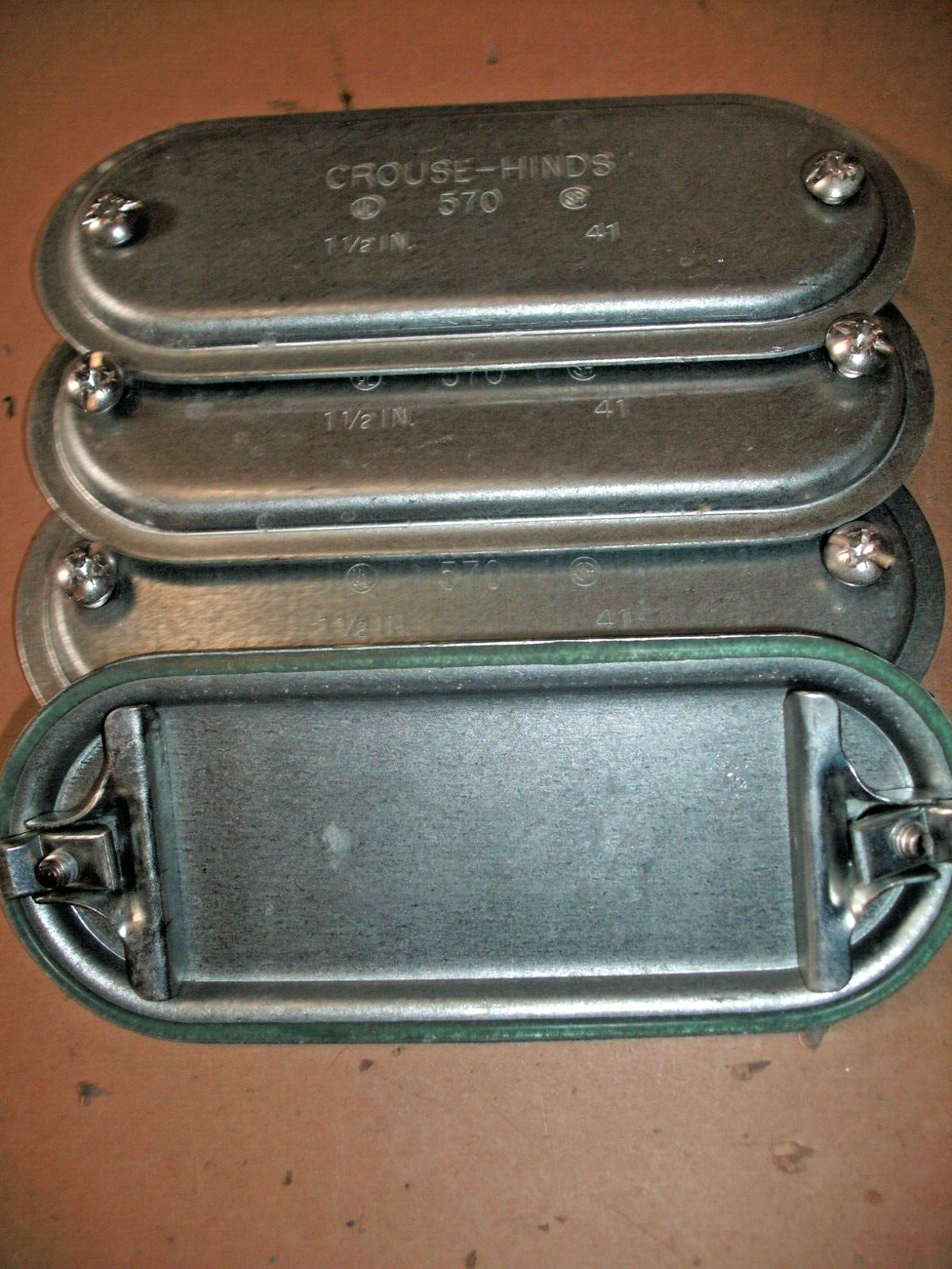 LOT OF 4 – CROUSE HINDS 570G COVER W/INTEGRAL GASKET FORM 7 CONDULET BODY 1-1/2″