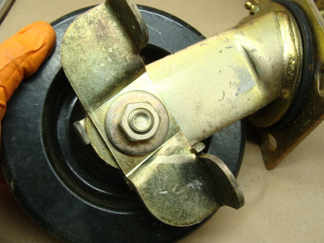 SET OF 4 GREASEABLE (2 STATIONARY/2 SWIVEL) CASTERS 6″ X 2″ 05085329