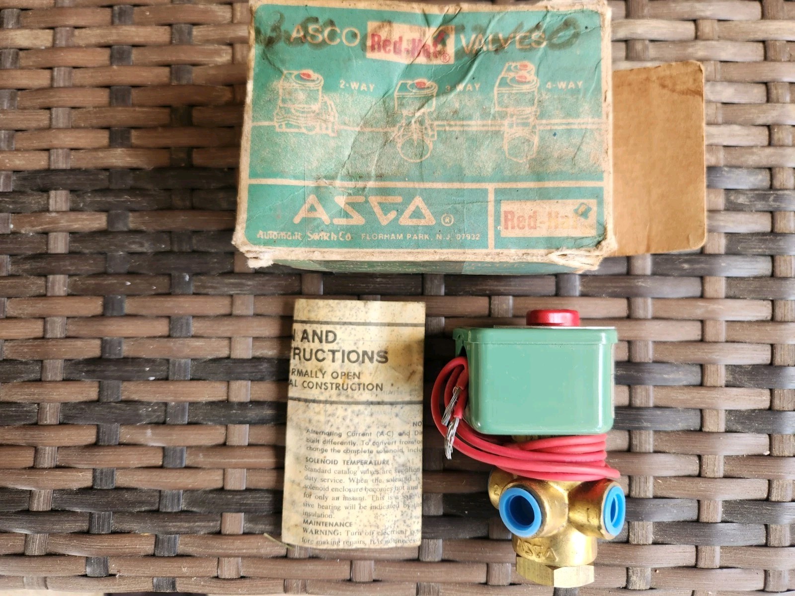 ASCO Red Hat Solenoid Valve 8320A89 110V 120V 50-60 Hz 1/4” New Old Stock