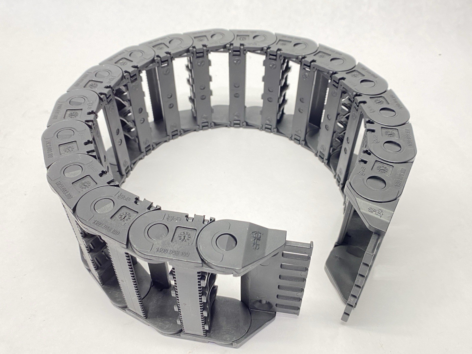 Igus 1400.068.100 E2 Energy Chain 16 Links w/ 14068.2PZ End Brackets