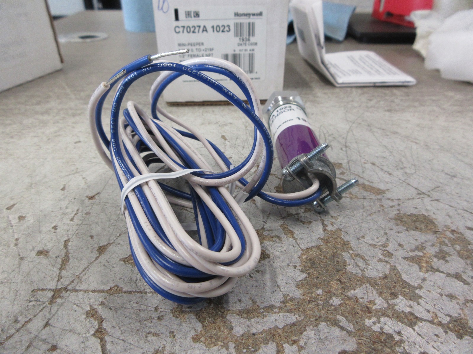 Honeywell Mini-Peeper C7027A 1023 Temp: 0-215°F 1/2″ NPT 8ft Leads New Surplus