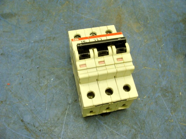 ABB S 283 K 32A CIRCUIT BREAKER 3 POLE SINGLE THROW 277/480 VAC MAX 254/440
