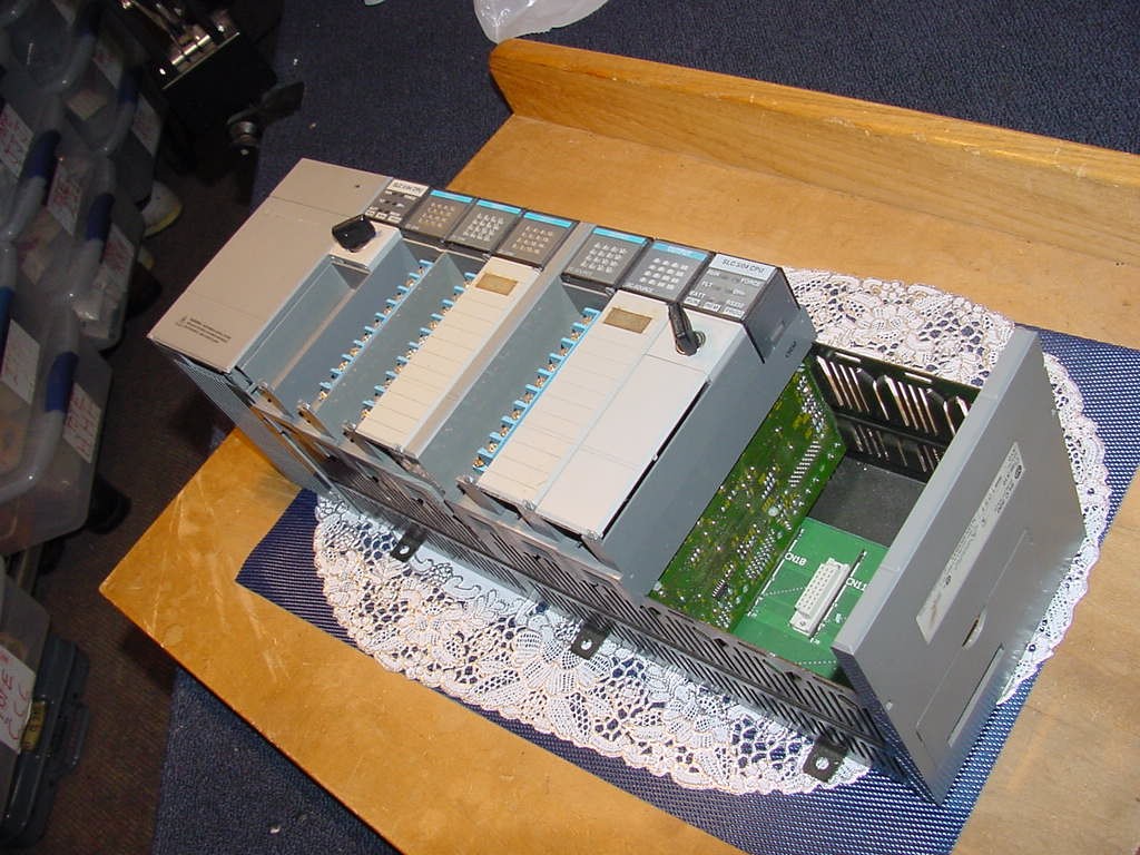 Allen Bradley PLC, SLC500 1746-A10 (2) SLC5/04 CPU, (2) DC-Source & (2) DC-Sink