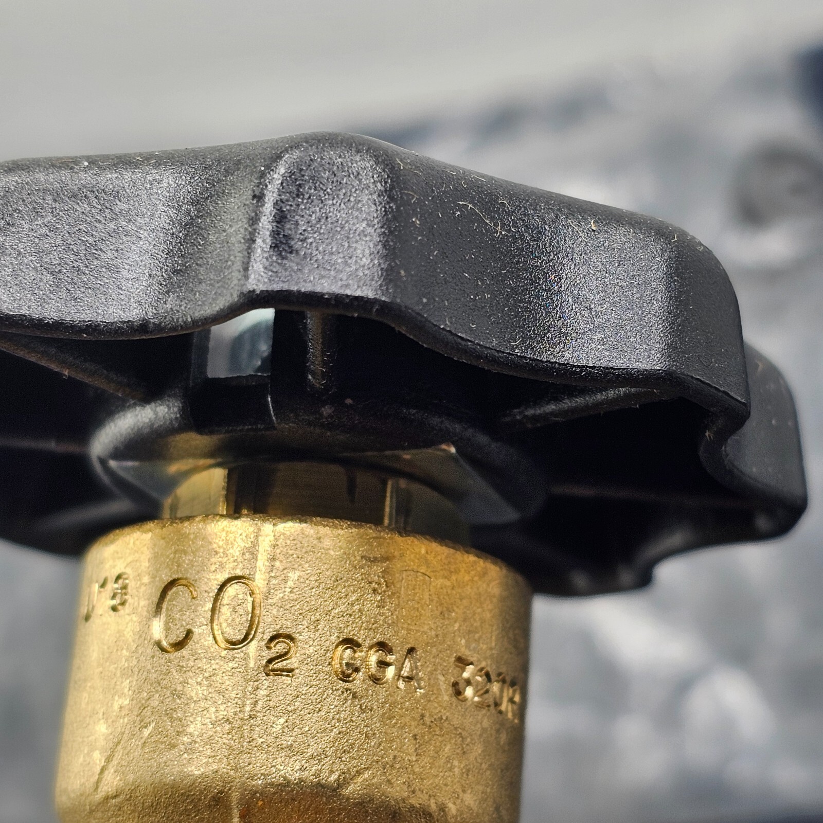 CAVAGNA CGA320R: ISO V-9, Y23-35 1.125″ 12 UNF Brass Cylinder Valve 3000PSI