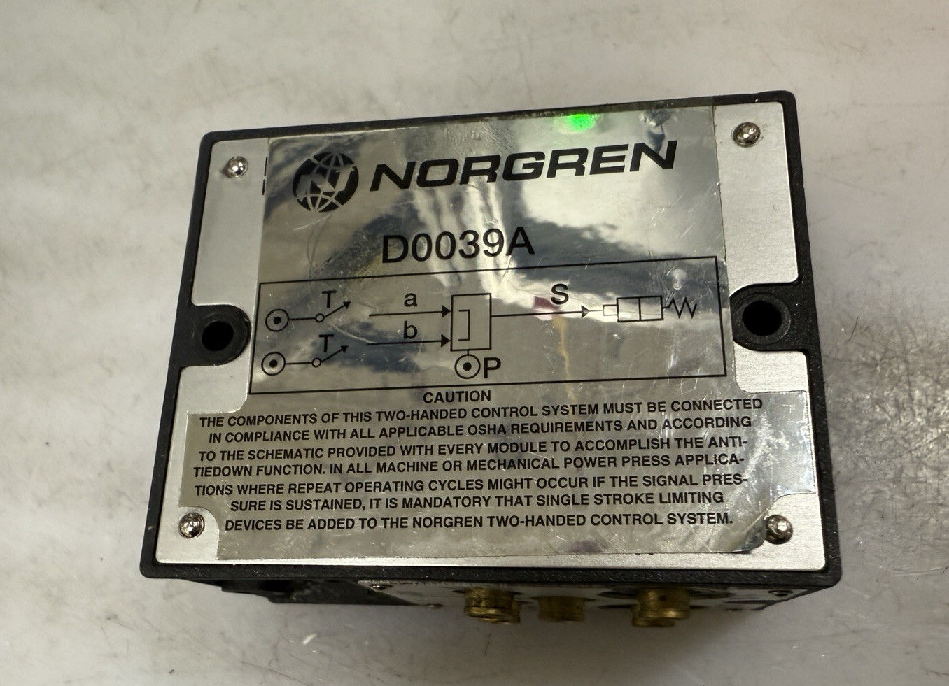 Norgren D0039A Two-Hand Pneumatic Switch Control Module, 5/32 Tube 40-120psi B03