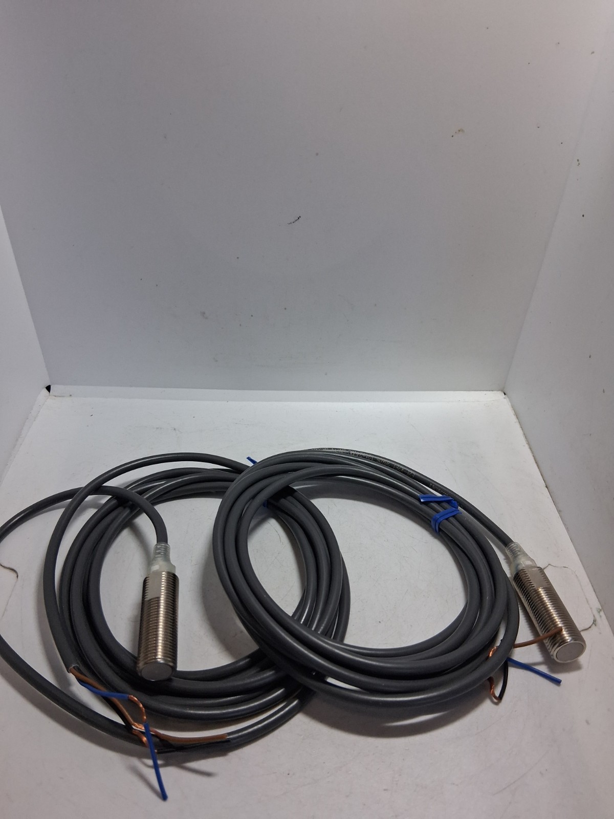 OMRON E2E-X2E1 PROXIMITY SENSOR 12-24VDCWO/NUTS (LOT OF 2) NNB