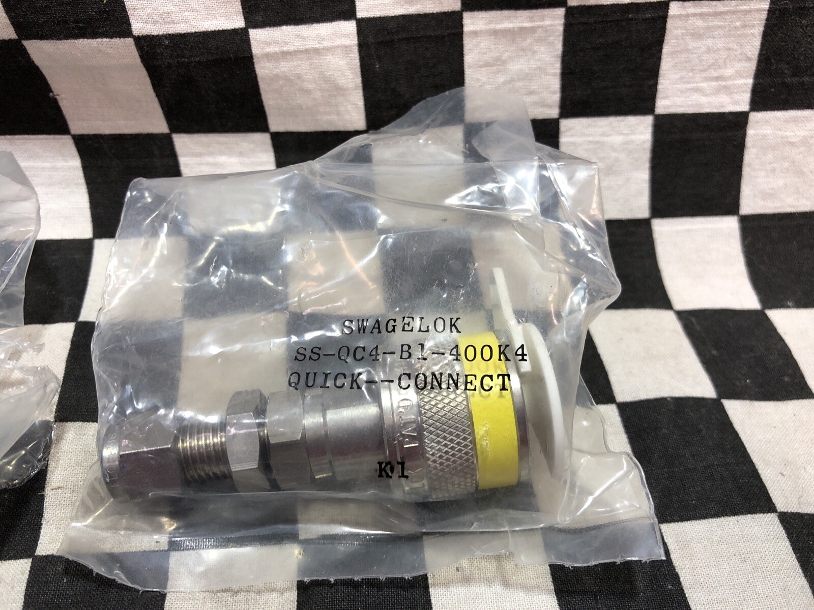 SWAGELOK Quick Connect, SS-QC4-D-4PFK4 & SS-QC4-B1-400K4, 1 SET, YELL KEY#1540N7