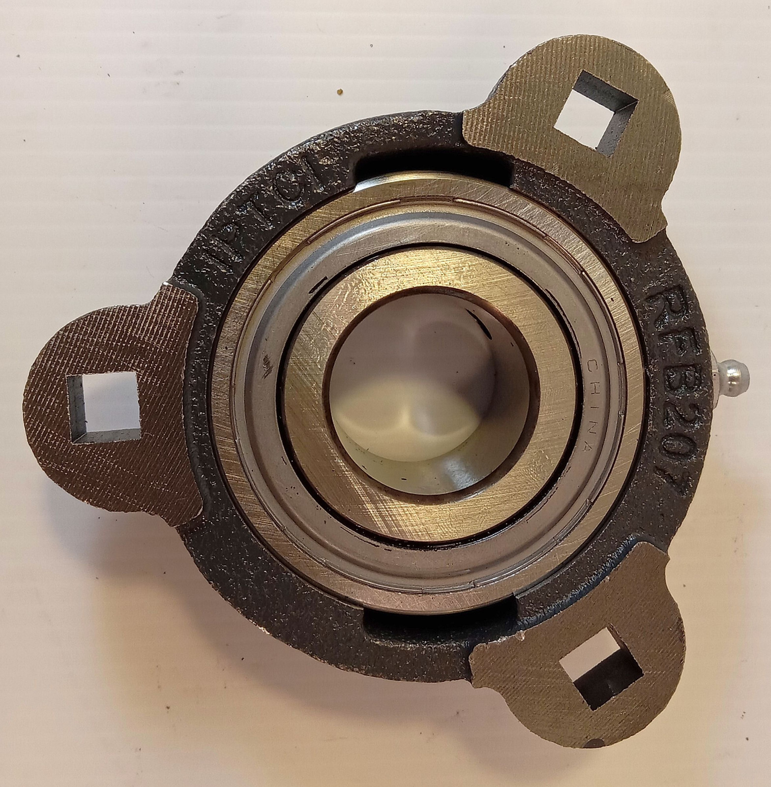 1 NEW IPTCI SB207-20GW 3-BOLT FLANGE PILLOW BLOCK BEARING NNB ***MAKE OFFER***