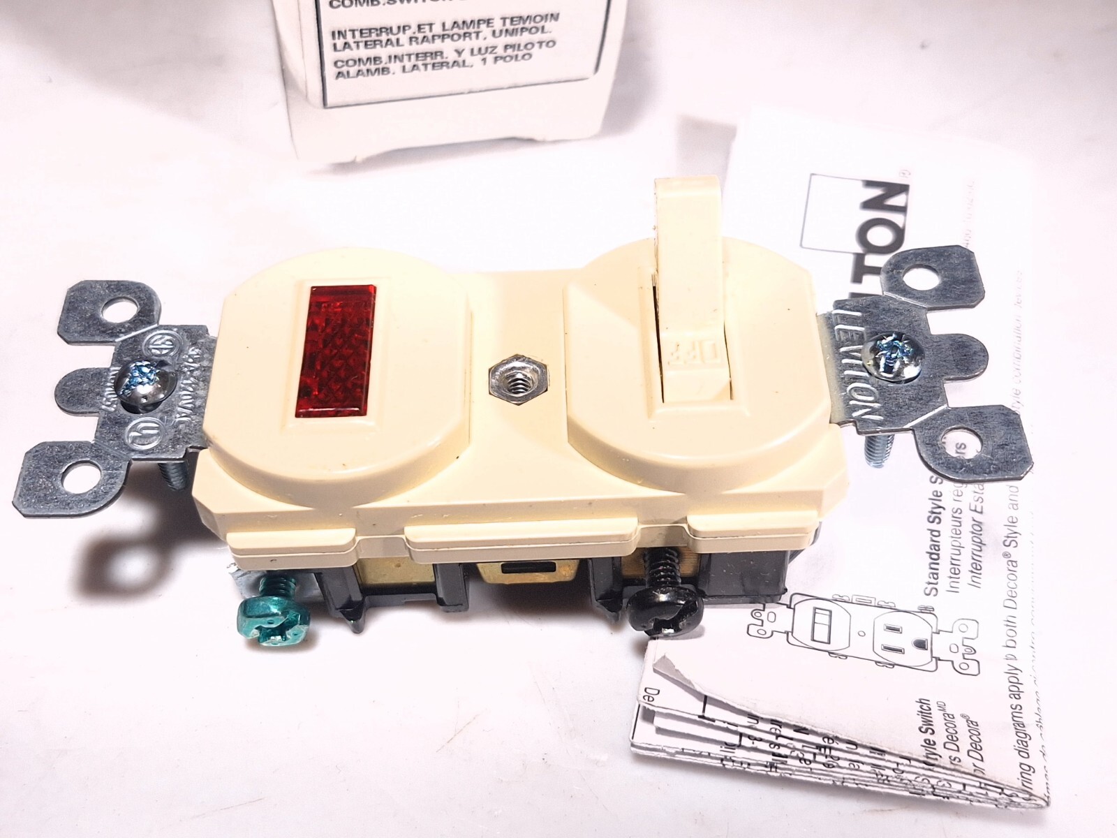 LEVITON 5226-I TOGGLE SWITCH AND PILOT LIGHT IVORY 15A 120/277V 5226I