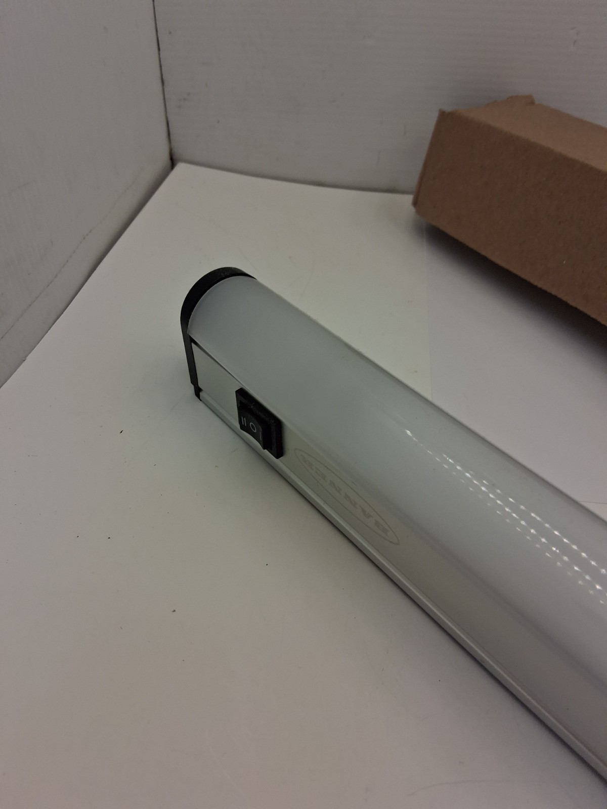 BANNER WLB32C570PBQ WORKSTATION LIGHT BAR ADJ LED 12-30VDC 570MM L WHITE NIB