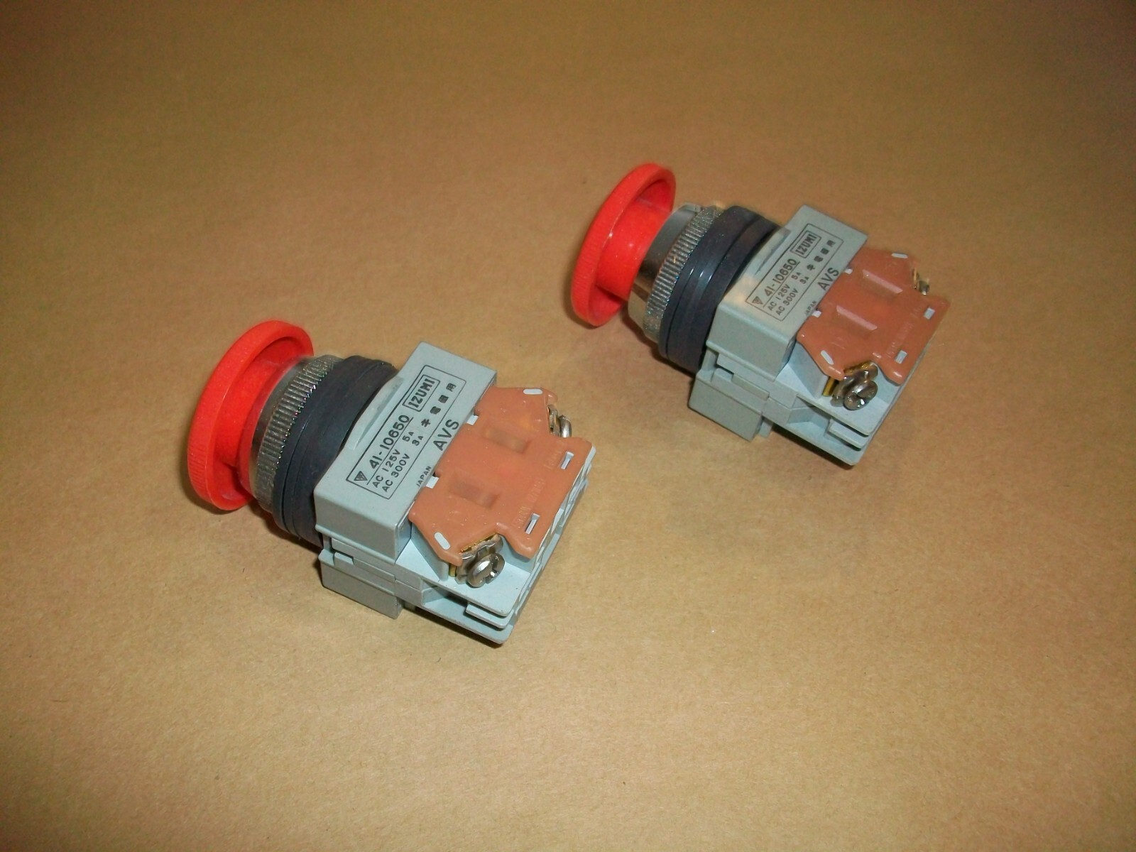 2pc IZUMI E-Stop Push Button 41-10650 USED