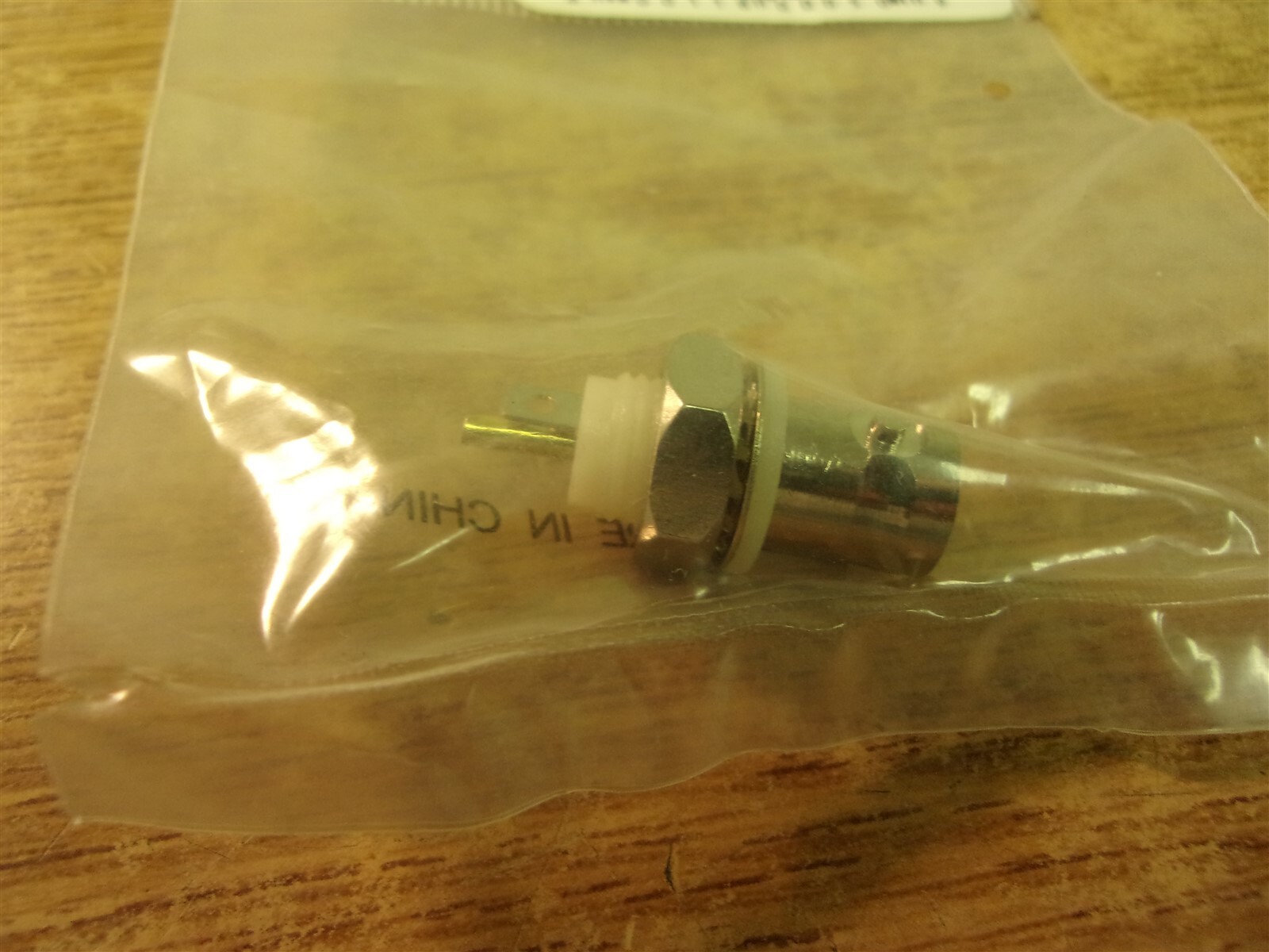NEW Quest CBN-4031 Isolate Chassis Mount Female Solder w/ Lug *FREE SHIPPING*