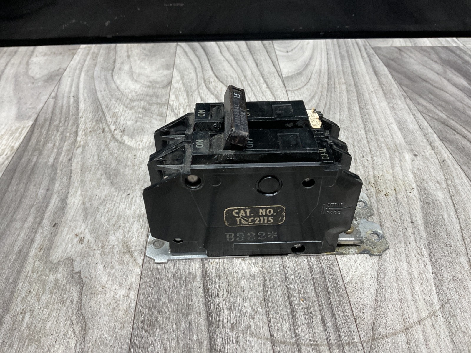 GENERAL ELECTRIC GE TQC2115 CIRCUIT BREAKER 15A 2-POLE 120/240V 15 AMP #03D19PR5