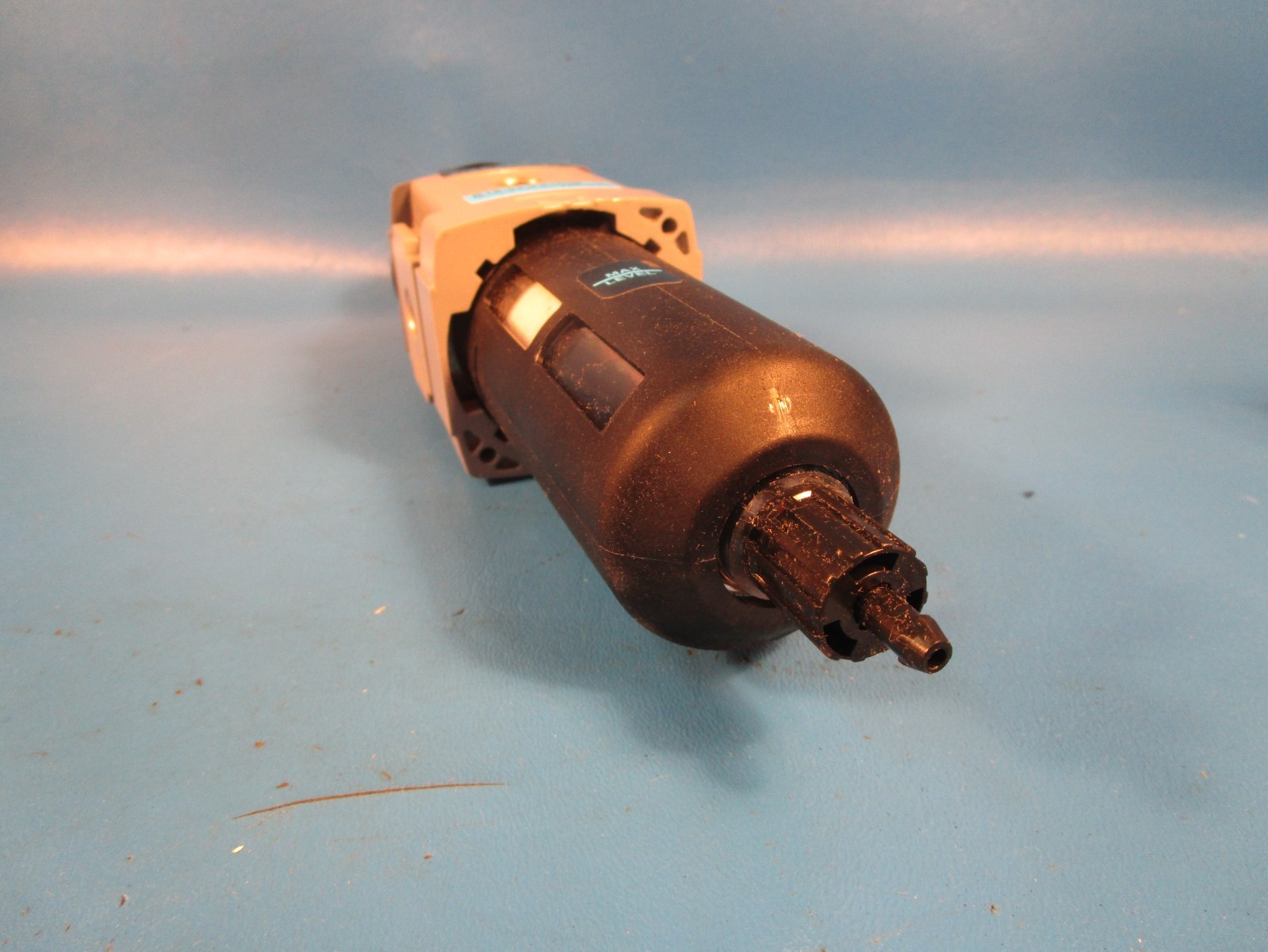 Wilkerson Filter B18-02-FKG0B, Regulator, 1/4″ NPT, 0-125 PSIG, MANUAL DRAIN