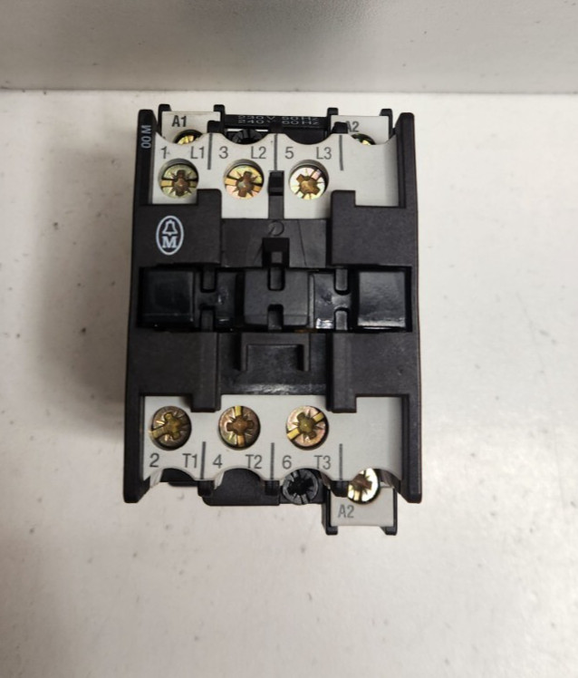 NEW NO BOX! MOELLER 20A 3POLE 230/240V COIL CONTACTOR DIL00M