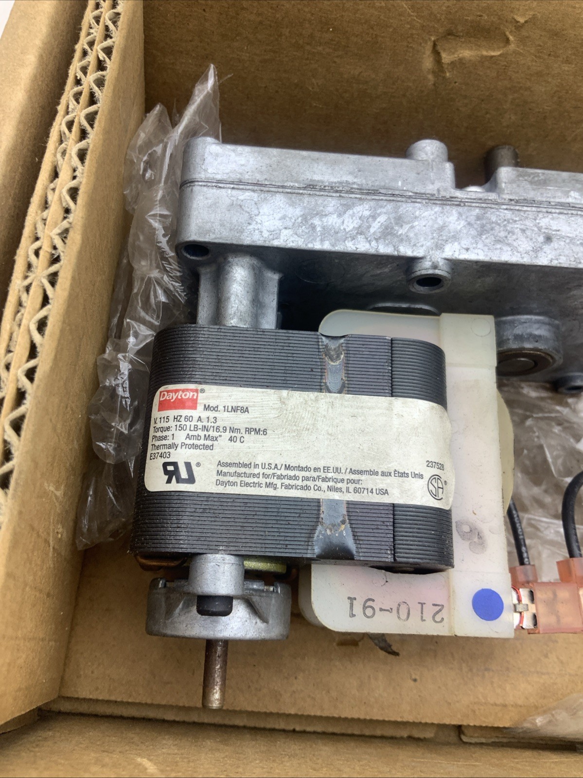 Dayton 1LNF8A AC parallel shaft gearmotor single output shaft. 6 RPM #150 in-Ibs