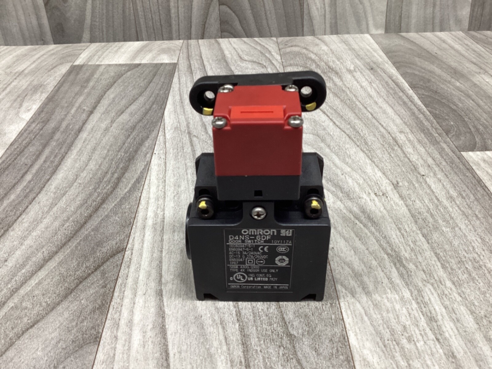 Omron Safety Door Switch D4NS-6DF w/ Key #3275FML-H20