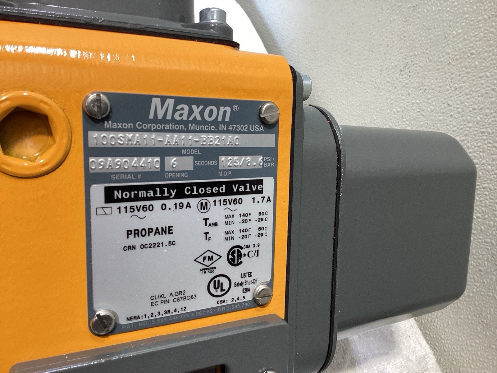 Maxon 100SMA11-AA11-BB21A0 Normally Closed Valve