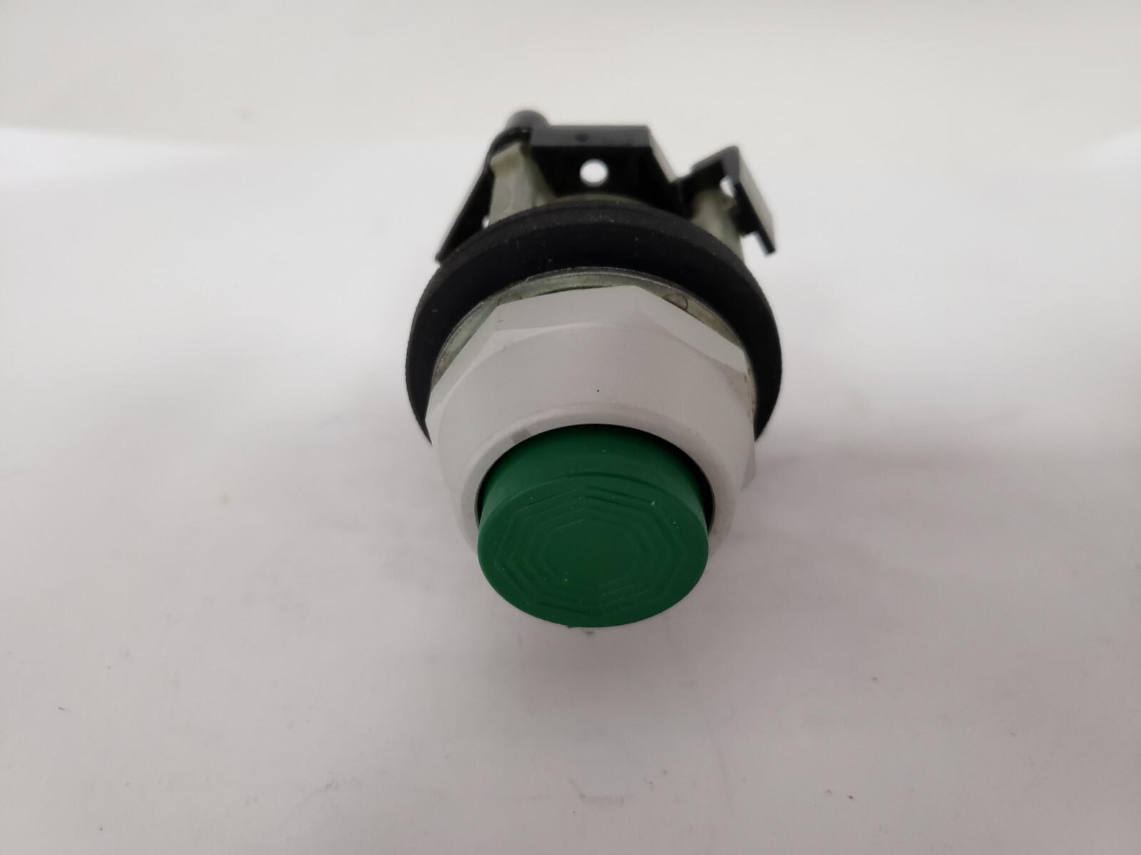 CUTLER HAMMER HT7ABG PUSHBUTTON OPERATOR EXTENDED GREEN MOMENTARY NNB