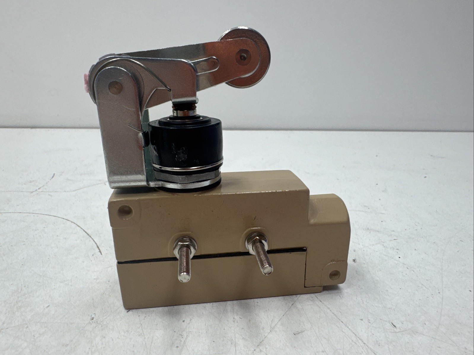 (Qty.2) Moujen MJ1-6114 Precision Oil-Tight Enclosed Limit Switches 15A 250V AC