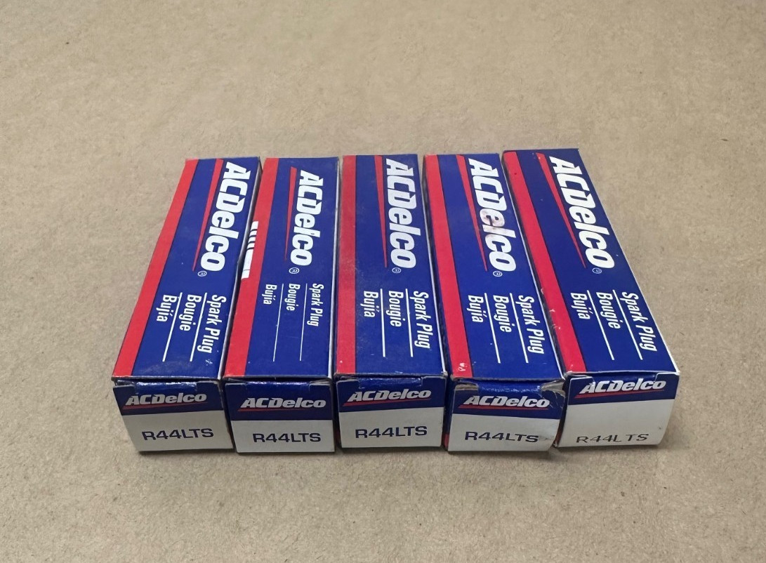 ACDelco R44LTS Spark-Plug Lot of 5 *NEW*