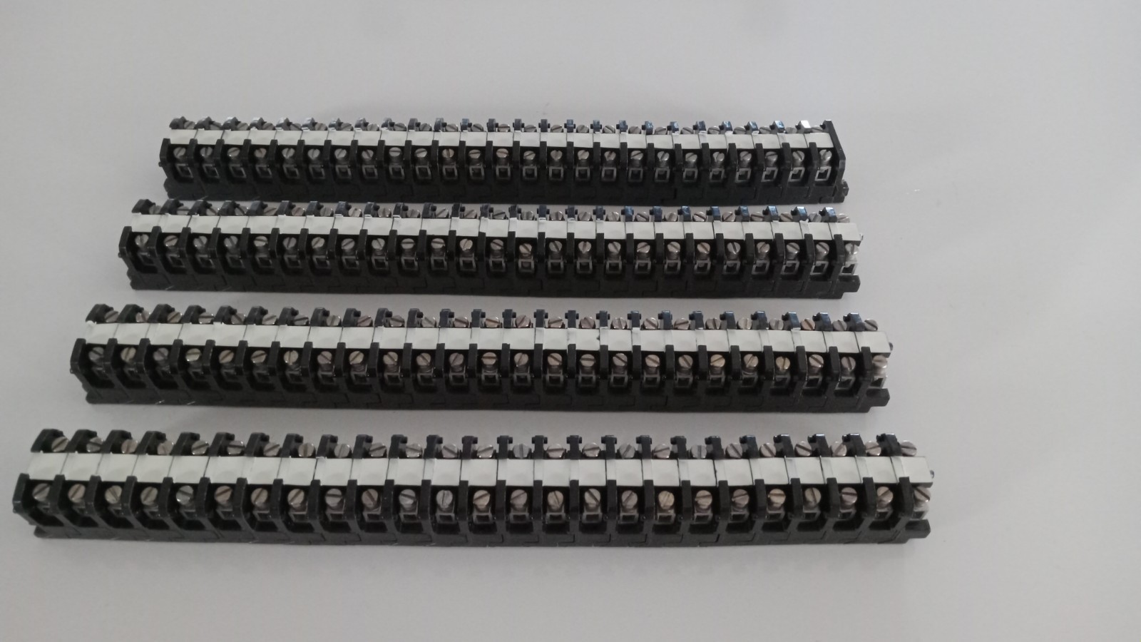 100 PC Buchanan Medium Duty 524 Flat base Sectional Terminal Blocks 300V Max NOS