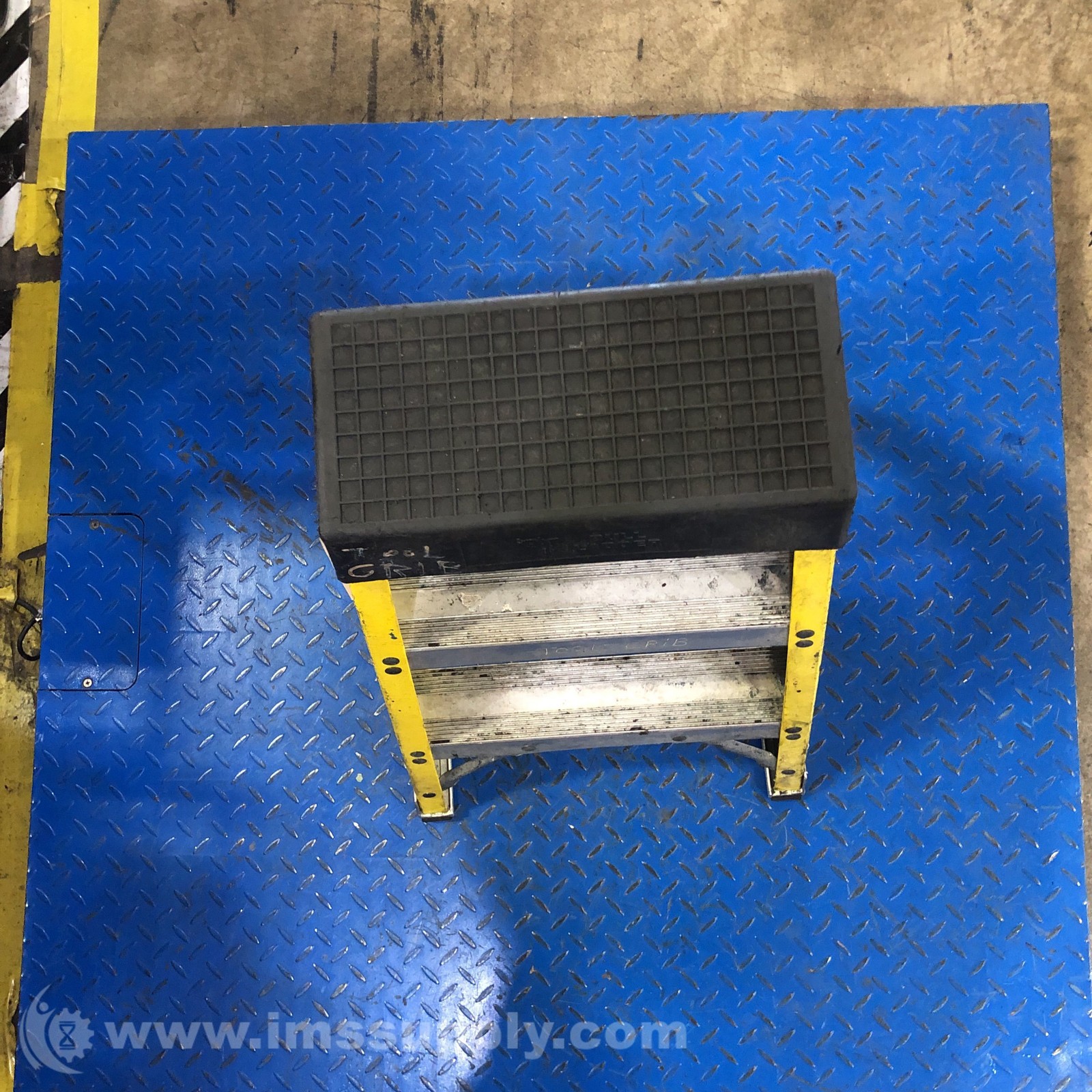 15″ x 20″ x 25″ Steel Step Stool Ladder USIP