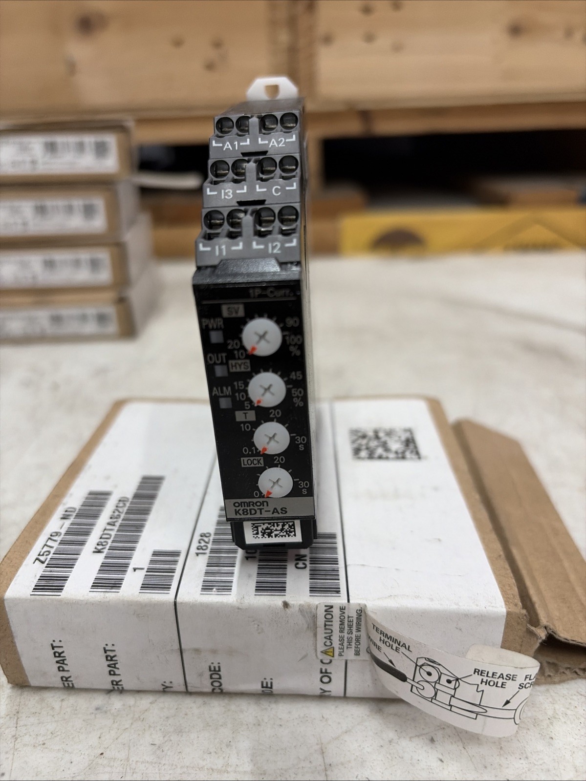 Omron, K8DT-AS2CD, Measuring Monitoring Relay 24VAC/DC Current Voltage
